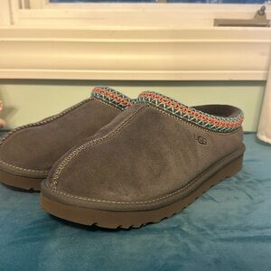 Ugg tasman slipper size: 8 color: grey
